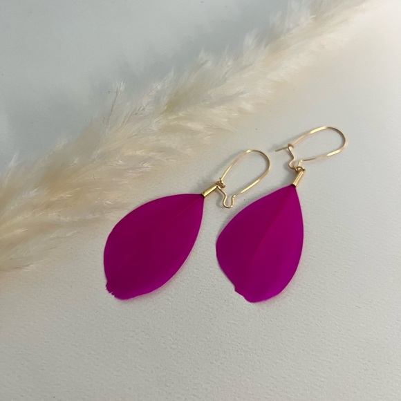 Flirty Hippie Chic Lightweight Feather Earrings - Feather Kawaii Hoops Earrings - Picture 11 of 16